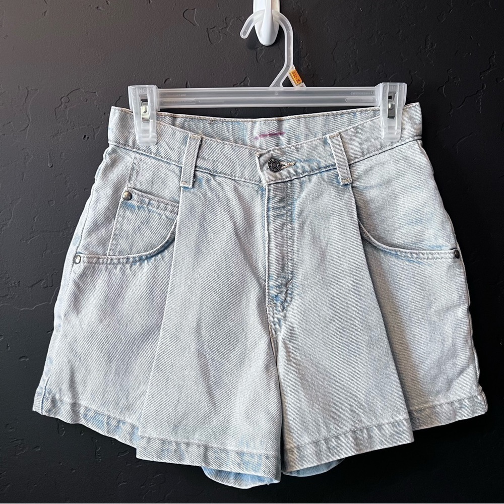Vintage Levi's high-waisted MOM shorts
963 Relaxed fit color: light blue Size: 5